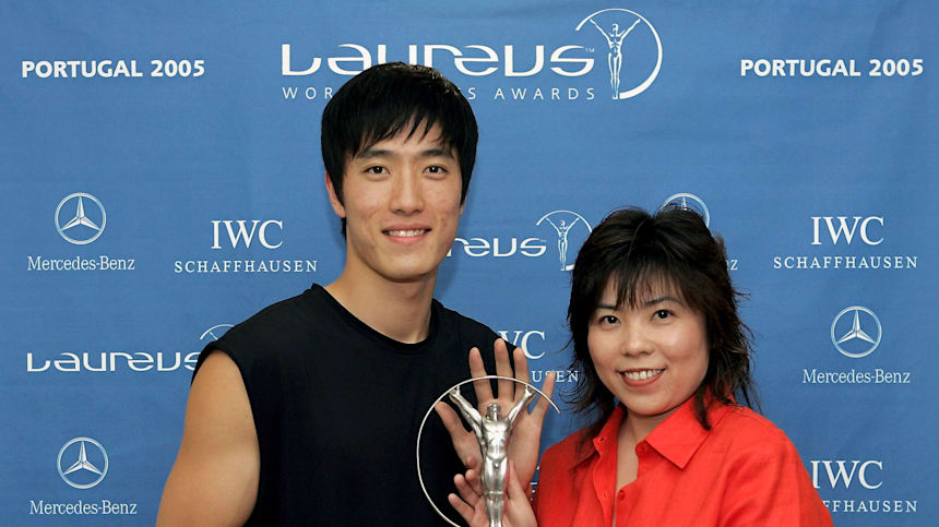 刘翔在2005年劳伦斯奖颁奖典礼上和中国女子乒乓球名将邓亚萍合影