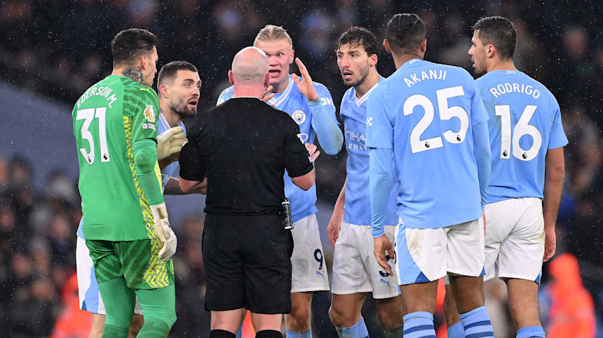 Com lesão no pé, Haaland fica fora do jogo do Manchester City e é dúvida  para o Mundial
