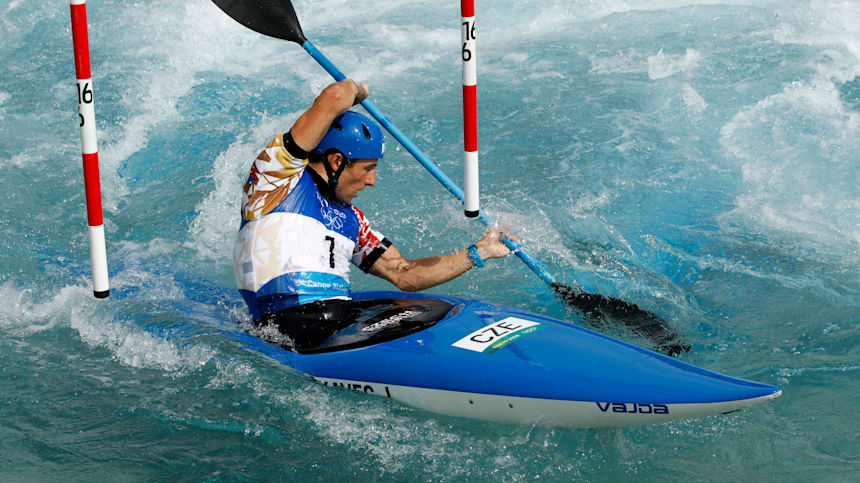 Jiri Prskavec, del equipo de la República Checa, compite durante la semifinal de kayak eslalon masculino en el séptimo día de los Juegos Olímpicos de Tokio 2020 en el Centro de Piragüismo Eslalon de Kasai, el 30 de julio de 2021 en Tokio, Japón.