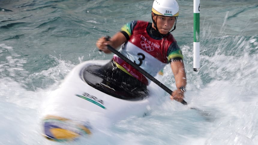 Ana Satila, del equipo de Brasil, compite durante la semifinal de piragüismo eslalon femenino en el sexto día de los Juegos Olímpicos de Tokio 2020 en el Centro de Piragüismo Eslalon de Kasai, el 29 de julio de 2021 en Tokio, Japón.
