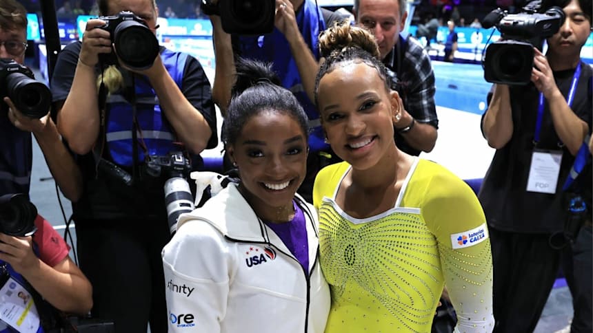 Simone Biles y Rebeca Andrade después de la final de barra de equilibrio en el Mundial de Gimnasia Artística 2023