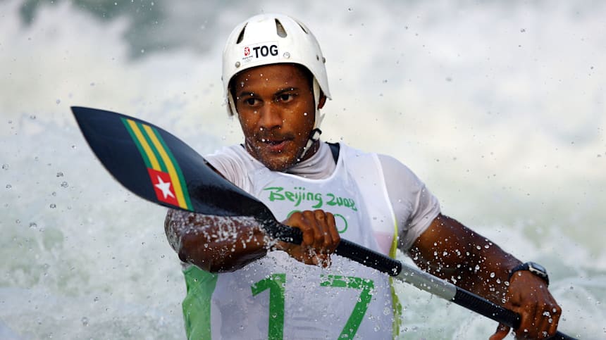 Benjamin Boukpeti, de Togo, compite en la final masculina de kayak (K1) celebrada en el Parque Olímpico de Remo-Piragüismo de Shunyi en la cuarta jornada de los Juegos Olímpicos de Beijing 2008, el 12 de agosto de 2008 en Pekín, China.