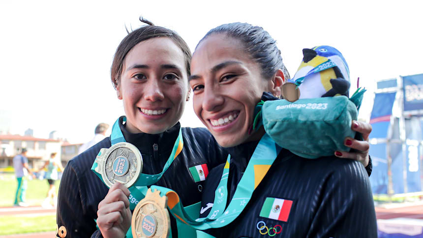 Las hermanas Mayan y Mayran Oliver posan con la medalla de oro del relevo femenil de pentatlón moderno en los Juegos Panamericanos Santiago 2023