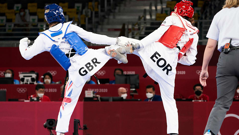 Refugee Olympic Team fighting in taekwondo Tokyo 2020