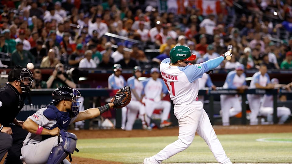 El árbitro Cory Blaser es golpeado en la cabeza por una bola foul de Alexis Wilson de México durante, Clásico Mundial de Béisbol vs Gran Bretaña, 2023