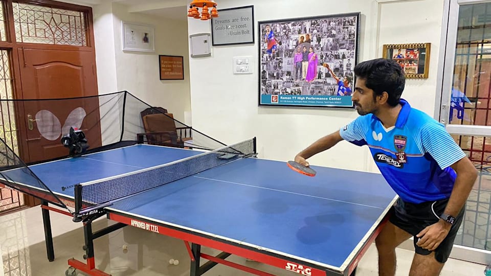 Table Tennis Robot Machine with 100 Table Tennis Balls with Ball