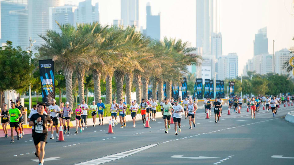 Забег на дистанцию 42 км 195 м. Абу Даби марафон 2022. Марафон Абу-Даби ADNOC. Абу Даби марафон трасса. Забеги в Эмиратах.