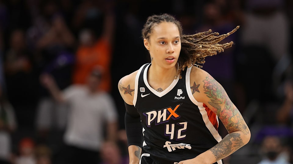 Brittney Griner re signs with Phoenix Mercury on one year deal