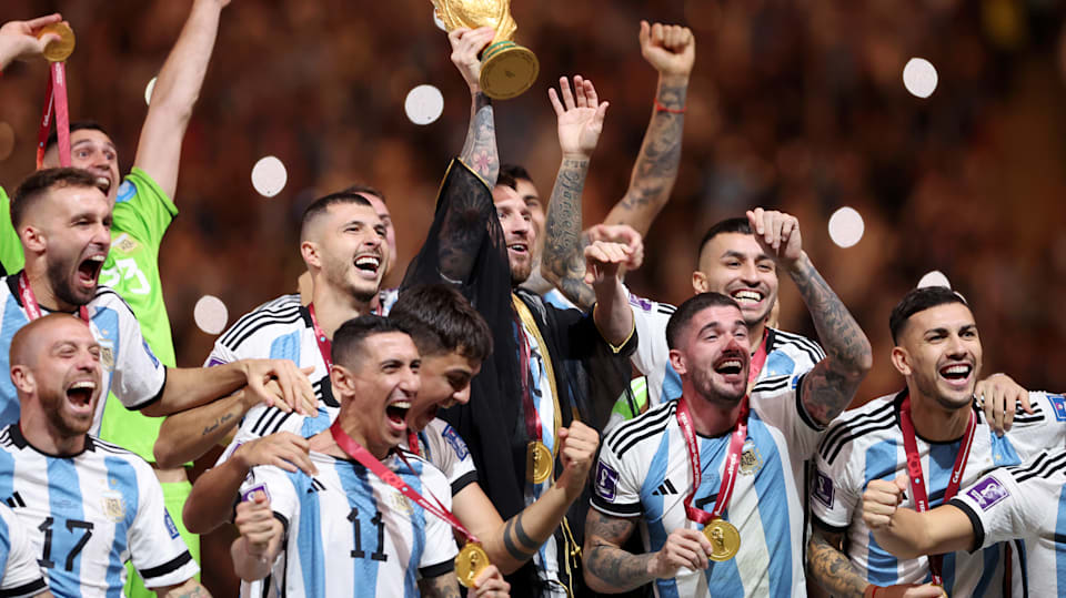 Foto de Messi levantando a taça da Copa de 2022 atinge marca