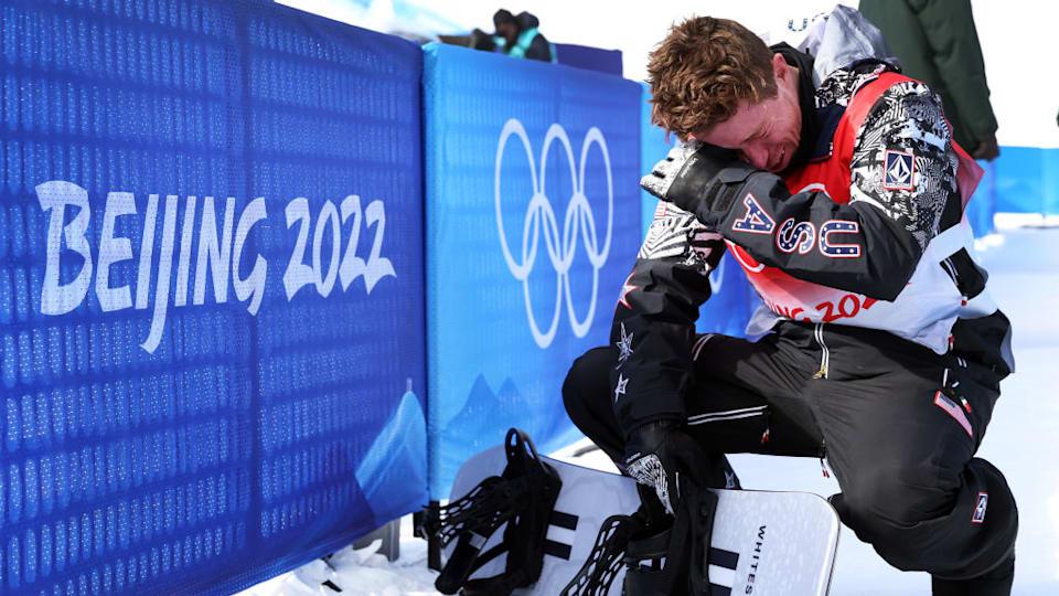 Shaun White wins gold in snowboard halfpipe at 2006 Winter