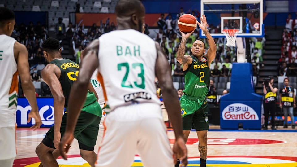 Foto Grupo de pessoas jogando basquete durante o dia – Imagem de