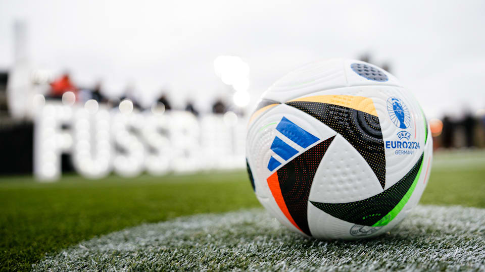 Der neue Ball für die Fußball-Europameisterschaft 2024 verfügt neben ...