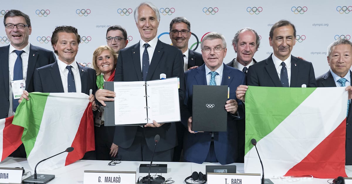 Le drapeau olympique remis aux villes de Milan et Cortina - CGTN