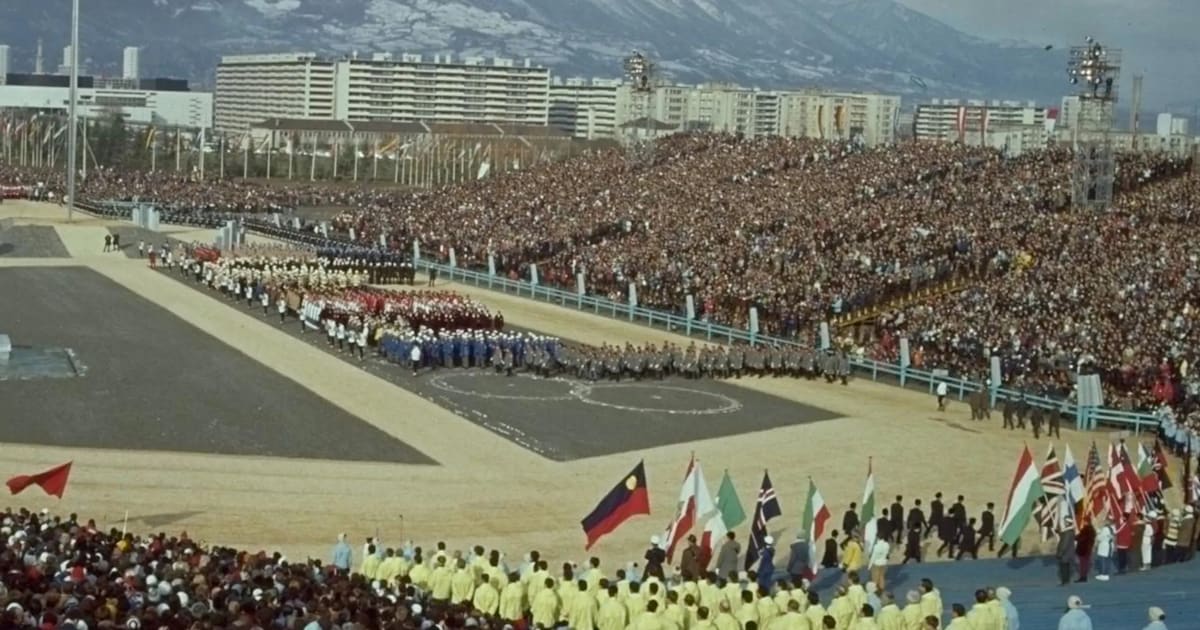 Xè JEUX OLYMPIQUES D'HIVER GRENOBLE 1968 - feuille originale de papier  cadeau