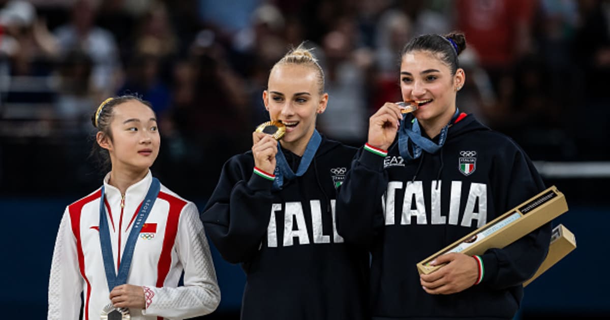 Zhou Yaqin learns medalbiting tradition while on podium(02)