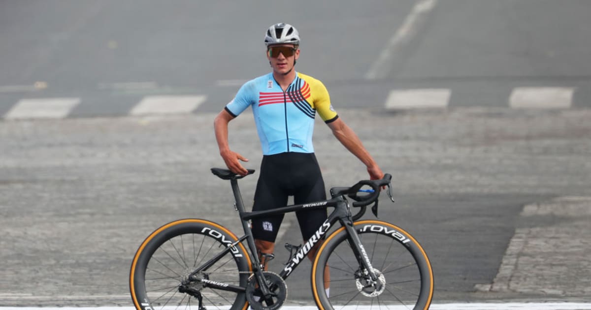 велогонщик на профессиональном шоссейном велосипеде