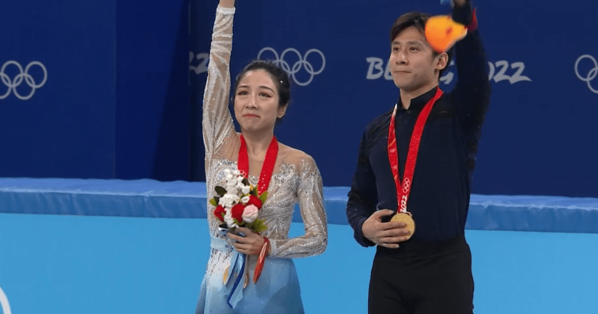 Moments Beijing 2022 Gold Medal Figure Skating Pairs Chinese Team Receiving Gold Medal 7821