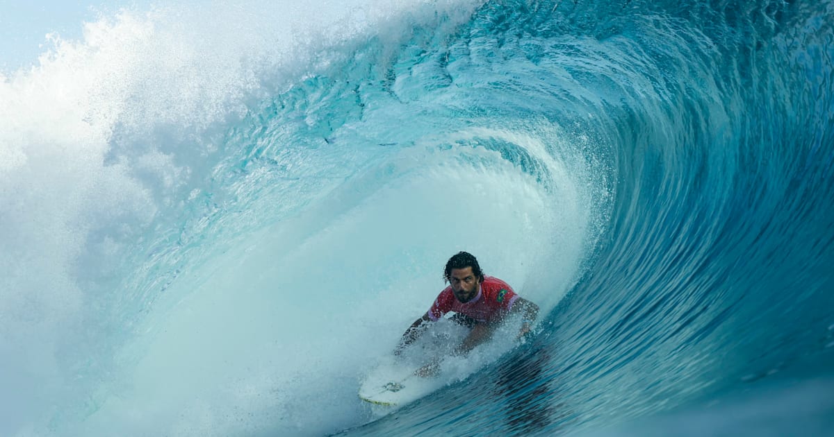 Les olympiens Filipe Toledo et Jack Robinson font partie des huit hommes à franchir le deuxième tour et à se qualifier à Teahupo’o