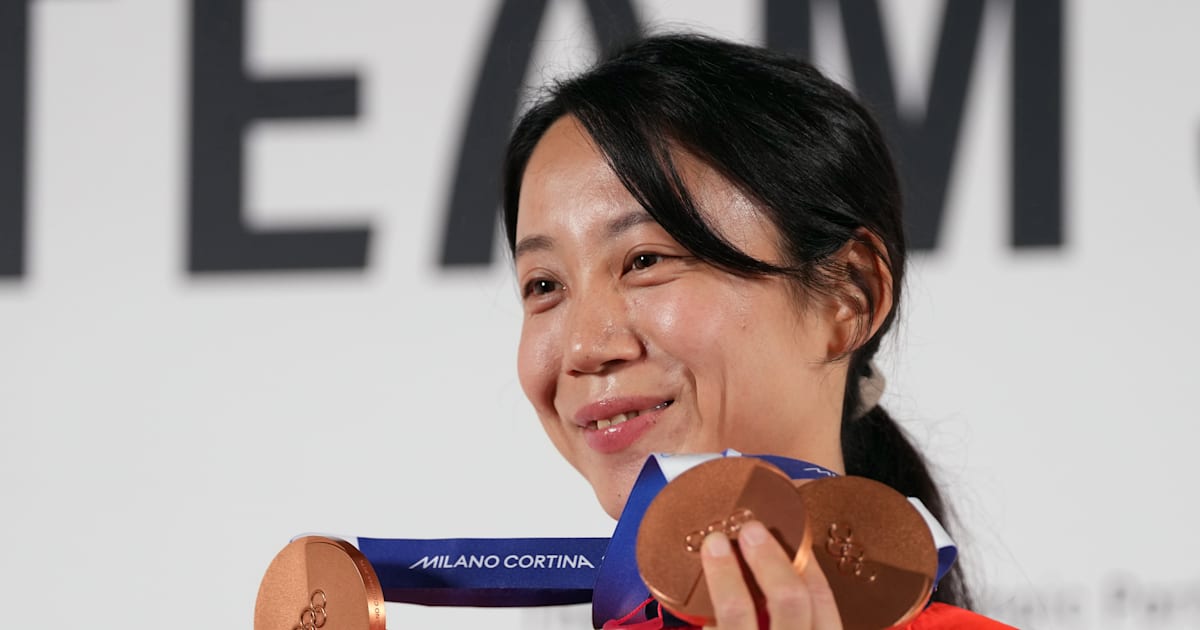 Ten-time Olympic speed skating medallist Takagi Miho receives People's ...