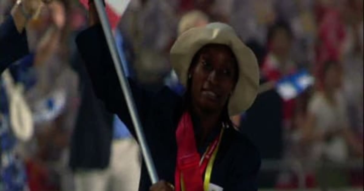 開会式で行進する赤道ギニア選手団