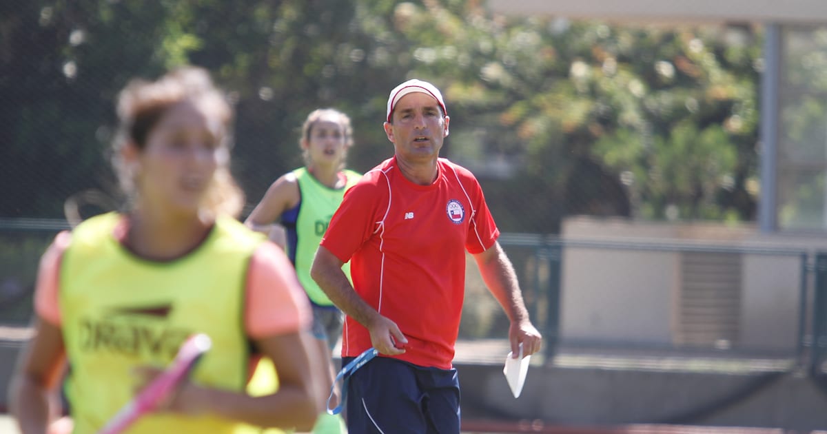 Sergio Vigil, el protagonista del crecimiento del hockey chileno femenino