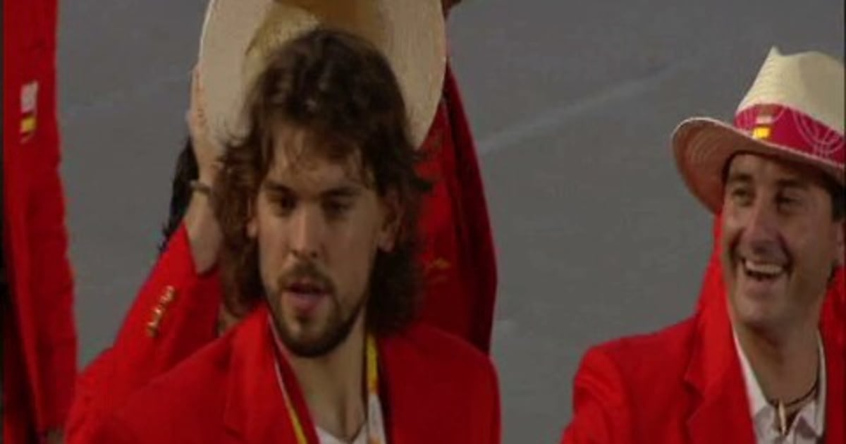 開会式で行進するスペイン選手団