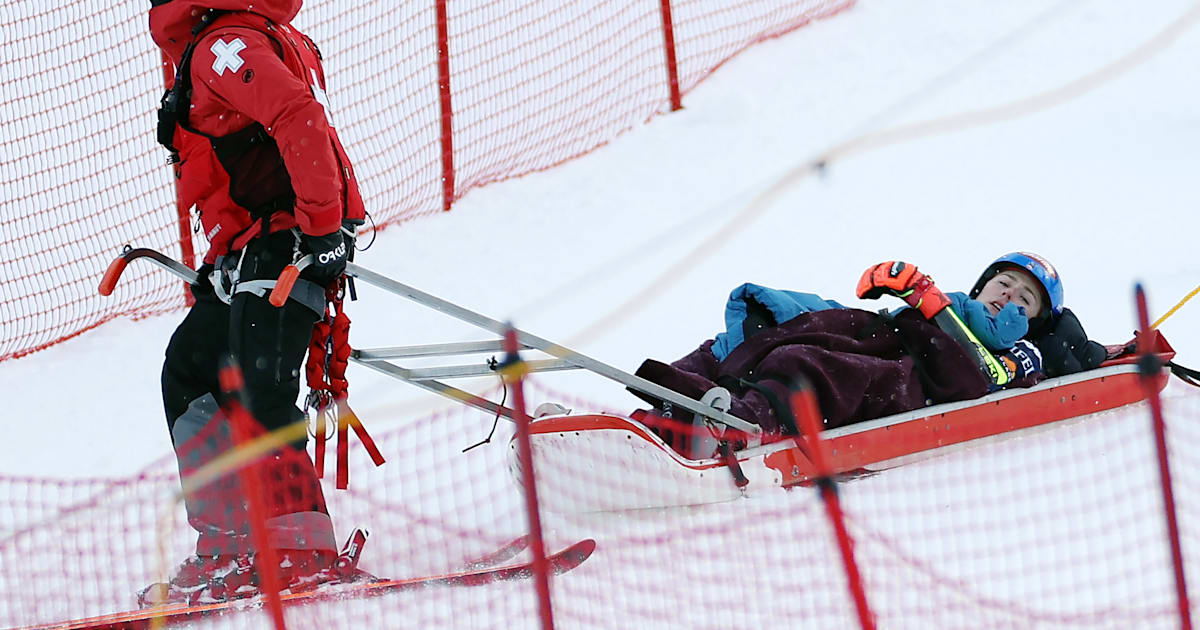 Alpine Skiing FIS World Cup 2024/25: Mikaela Shiffrin stretchered off after crash in Killington as Sara Hector claims giant slalom victory