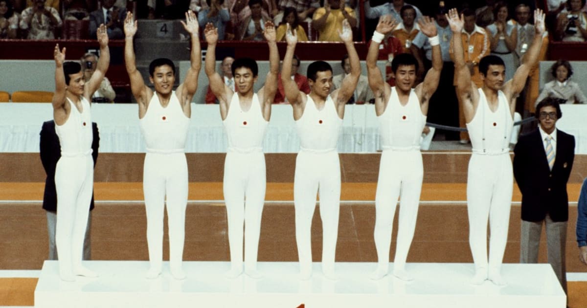 体操では塚原光男が「月面宙返り」で金メダル。バレーボール女子代表は