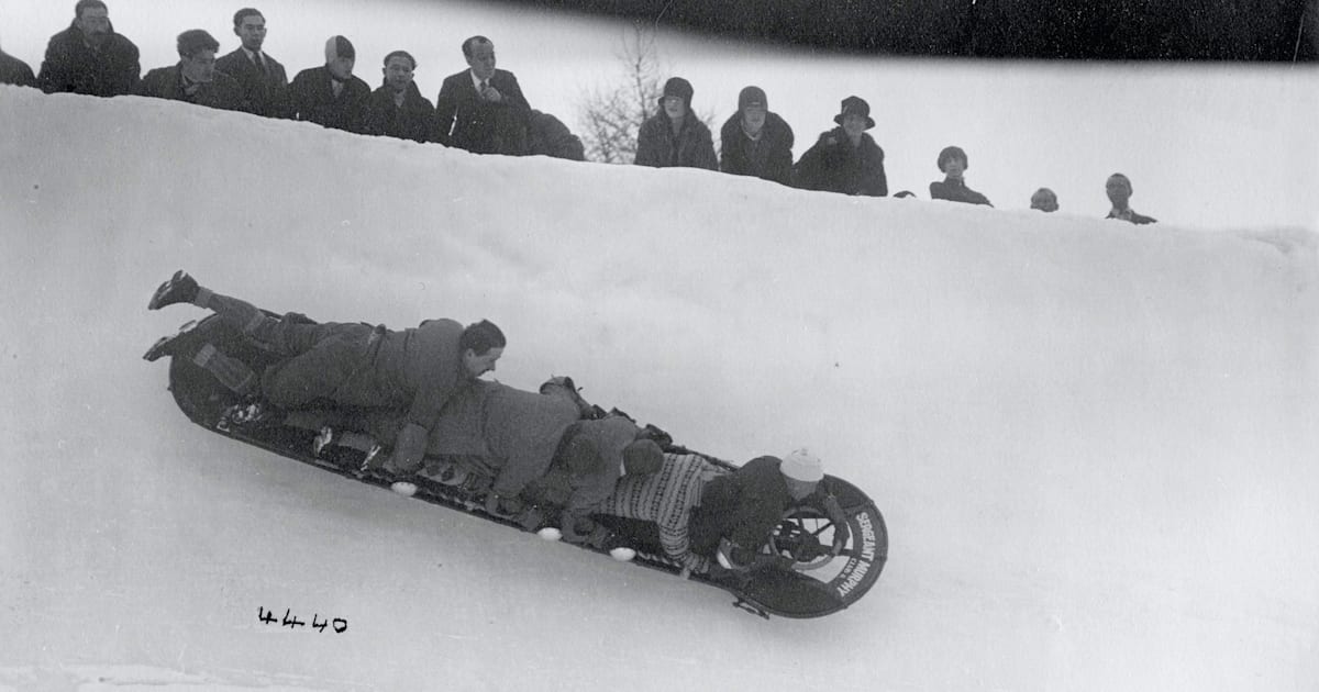 Спуск на санях по ледяному. Уилсон Смит Бобслей. Бобслей 1897. Первые сани для бобслея. Сани для бобслея.