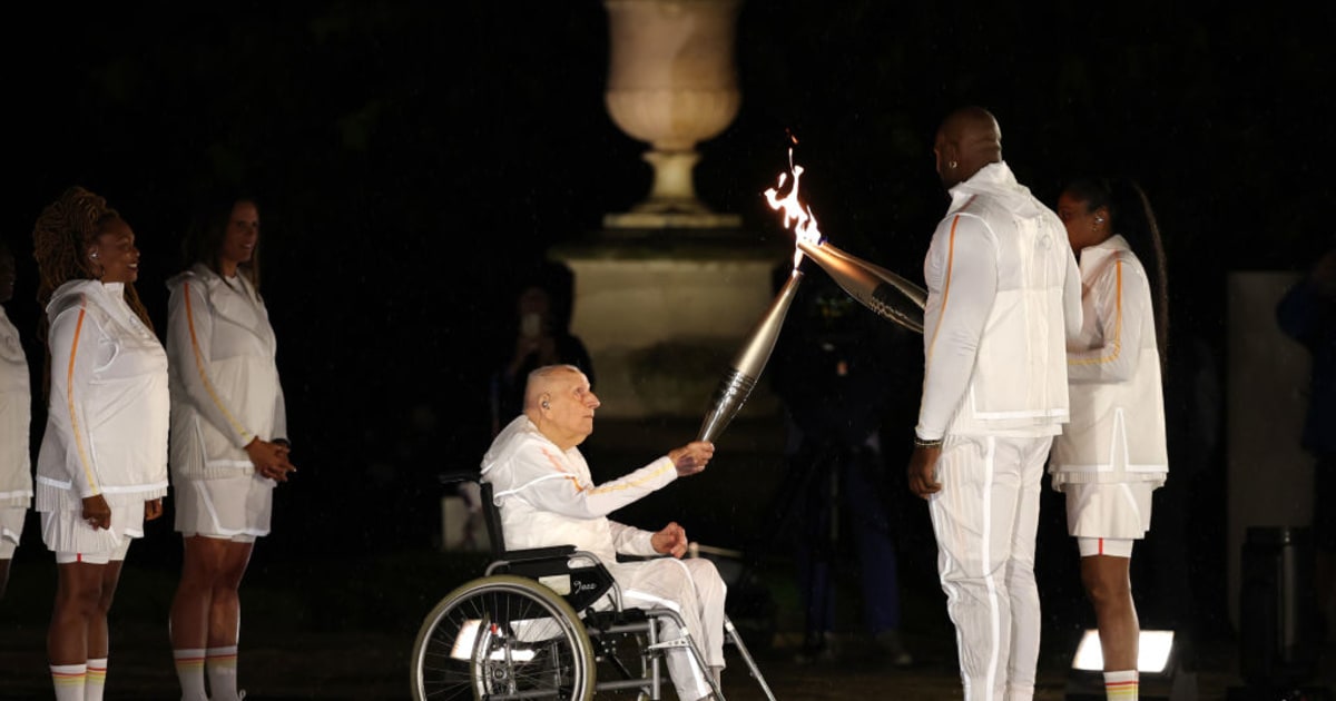 法国百岁奥运冠军参加火炬传递最后一程