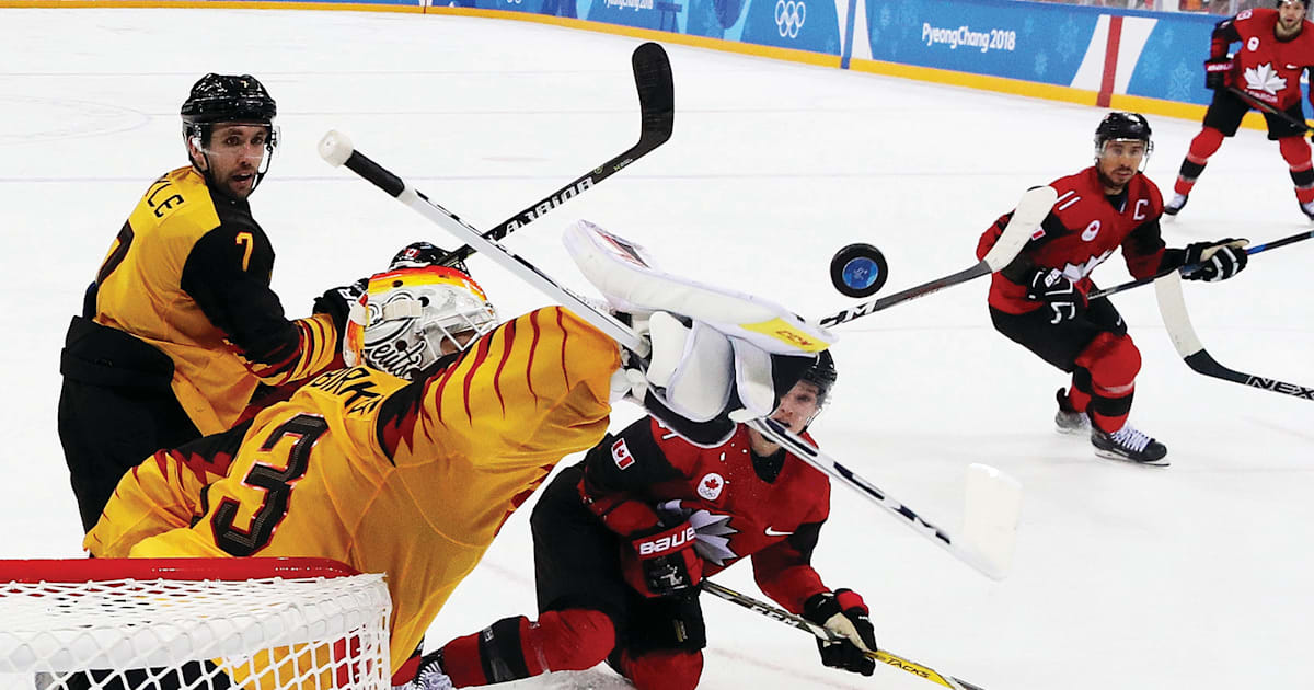 Estima-se que o hockey no gelo tenha surgido no Canadá, entre os Séculos 18  e 19, como adaptação do hóquei no campo durante o inverno rigoroso no país  da América do Norte. As primeiras partidas entre clubes aconteceram ainda  no Século 19. A NHL