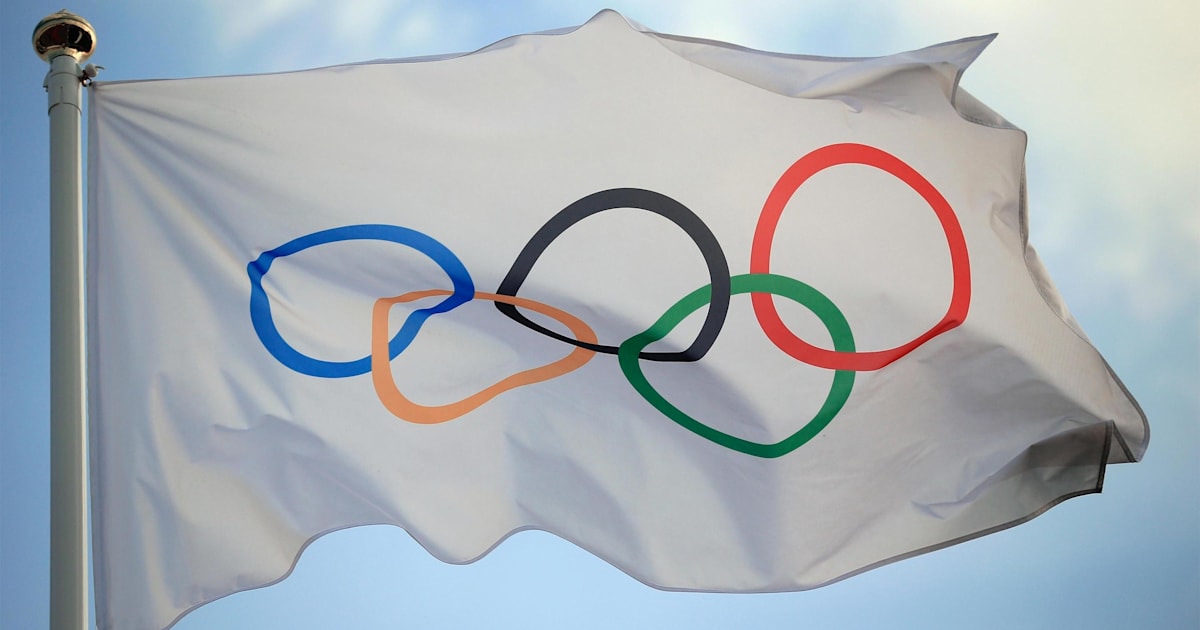 Исполком МОК призывает все международные федерации перенести или отменить спортивные мероприятия, запланированные в настоящее время в России или Беларуси.