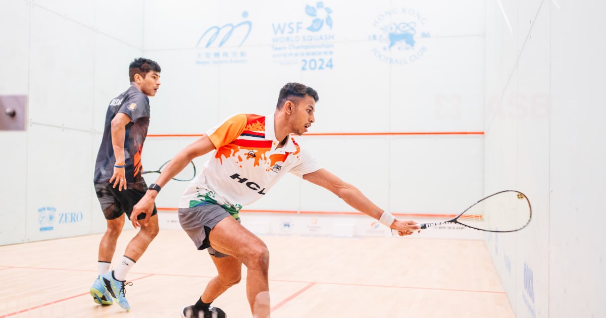 Velavan Senthilkumar playing squash
