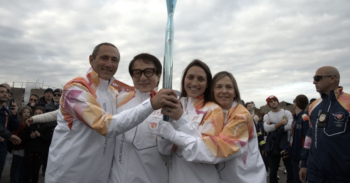 ジャッキー・チェン、ミラノ・コルティナ2026に向けて聖火をポンペイで運ぶ