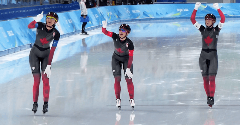 モーメント 北京 2022 スピードスケート カナダチームがオリンピック新記録で金メダル獲得