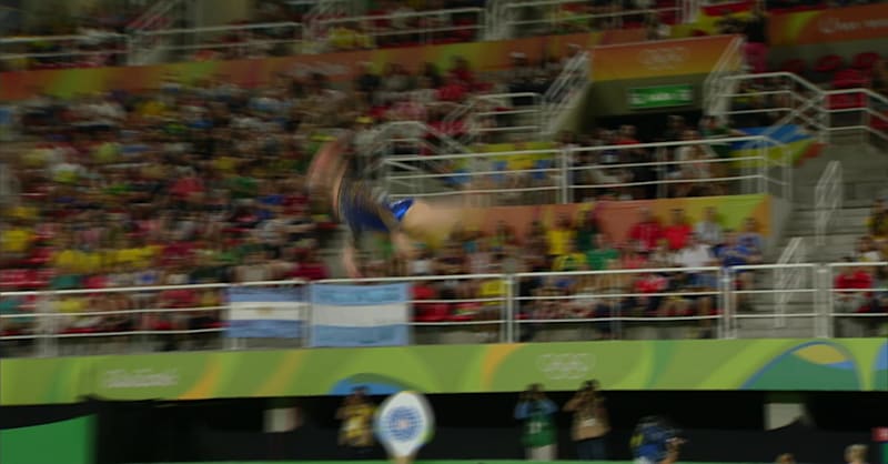 Crowds cheer for brave injured gymnast