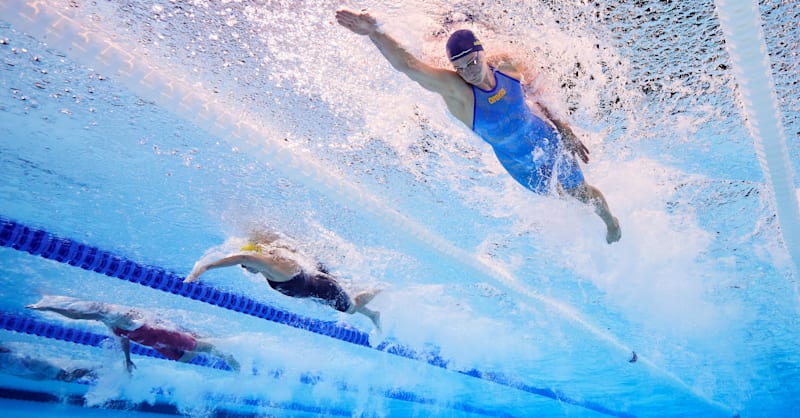 заплыв вольным стилем, брызги воды