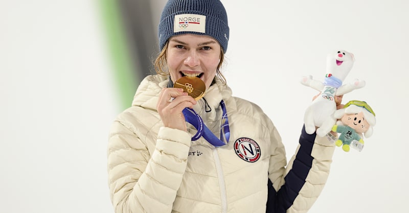 Anna Odine Stroem é ouro no salto de esqui individual feminino na pista ...