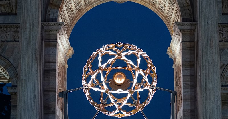 Perec e Riner accendono il braciere a forma di mongolfiera: aperti i