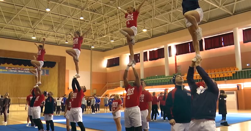 平昌で観客とアスリートを盛り上げるアメリカのチアリーダーを紹介