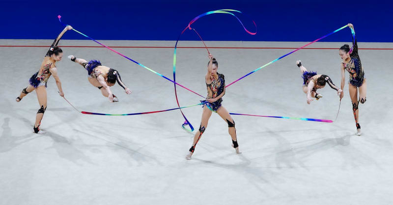 выступление гимнастки с лентой на соревнованиях