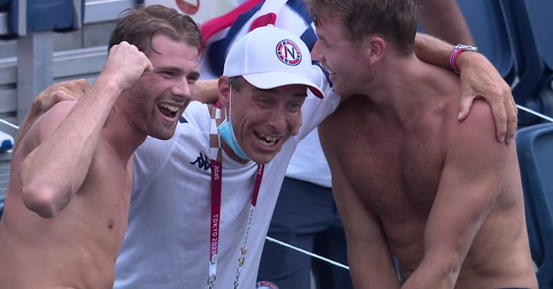 Emotion | Tokyo 2020: Beach Volleyball - celebrate with coach (NOR)