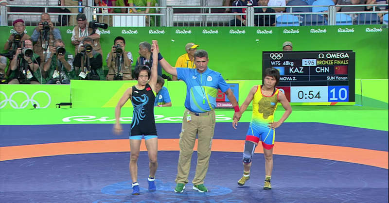 孙亚楠（中国）胜 朱尔迪兹·埃什莫娃（哈萨克斯坦），技术优势获胜，10-0