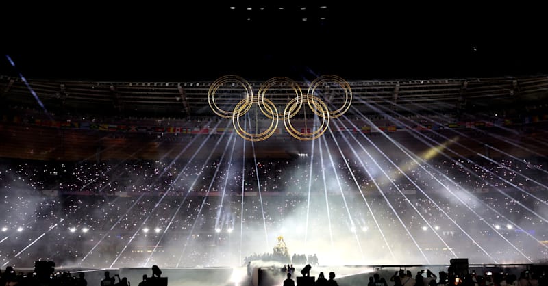The Olympic Rings take shape in the Closing Ceremony at the Stade de ...
