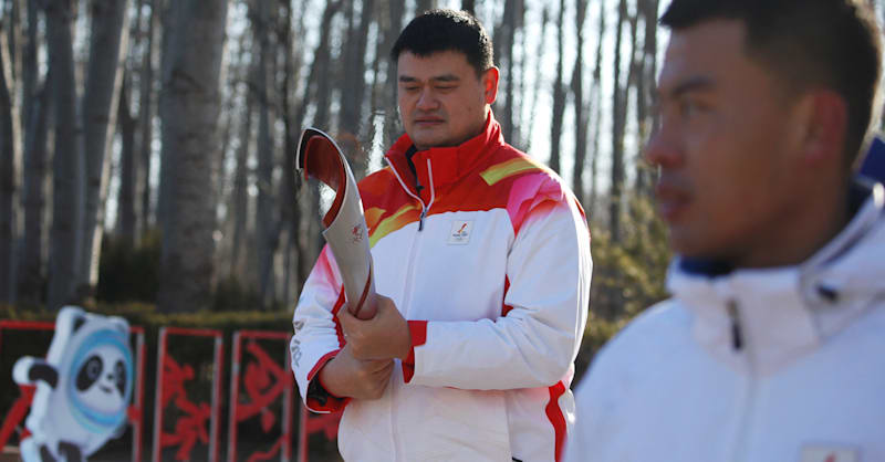 La leyenda de la NBA, Yao Ming, ayuda a iniciar el truncado relevo de la  antorcha de Beijing 2022