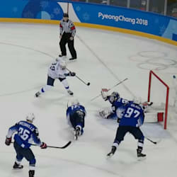 平昌五輪、審判がゴールによじ登る！──アイスホッケー男子戦で