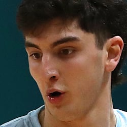 Juan Bocca de Argentina dribla la pelota vs Garly Sojo de Venezuela, Santiago 2023