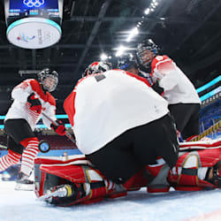 平昌五輪、審判がゴールによじ登る！──アイスホッケー男子戦で