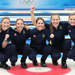 カーリング】冬季アジア大会で銅メダル獲得の女子日本代表が喜び
