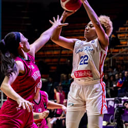 Claudia Ramos defiende a Arella Guirantes en el Centrobasket femenino 2022 FIBA